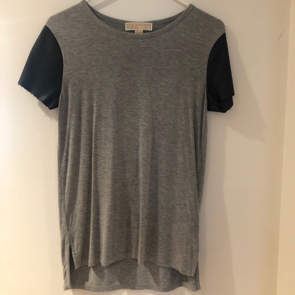 Gray T-shirt with leather sleeves